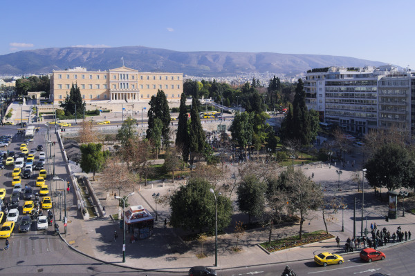Μια φωτογραφία που απεικονίζει την πλατεία Συντάγματος της Αθήνας μπροστά στη Βουλή των Ελλήνων.