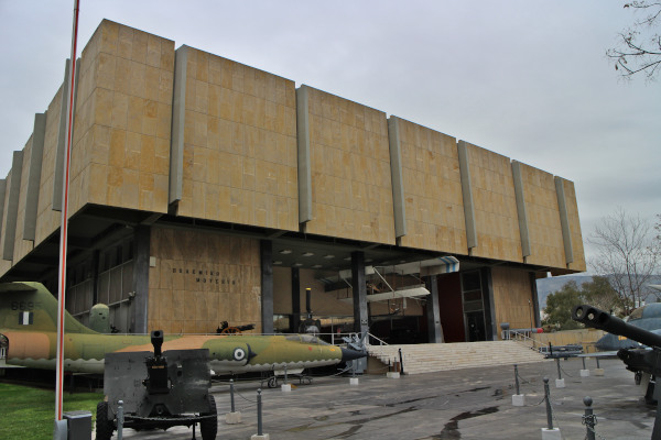 Η μπροστινή πλευρά και η κύρια είσοδος του Πολεμικού Μουσείου Αθηνών.