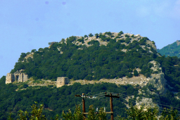 Μια απομακρυσμένη εικόνα που δείχνει τον λόφο του κάστρου  Άβαντα όπου είναι ορατοί οι τρεις τετράγωνοι πύργοι του κάστρου.