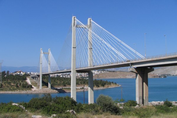 Μια ψηλή γέφυρα με δύο βασικούς πυλώνες και δύο σειρές συρμάτινων καλωδίων σε κάθε της πλευρά στον Εύριπο Ευβοίας.