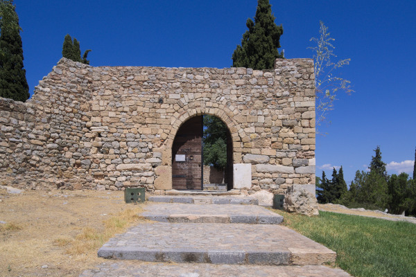 Η κύρια είσοδος του Κάστρου Καραμπάμπα στην κορυφή του λόφου Κάνιθος στην πόλη της Χαλκίδας.