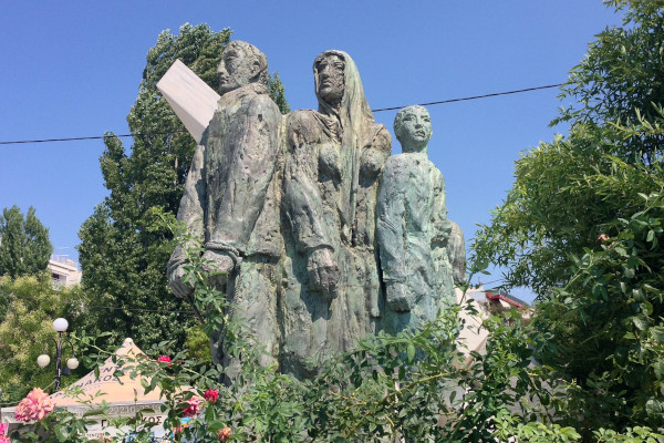 Το άγαλμα αφιερωμένο στην Εθνική Αντίσταση που βρίσκεται στον παραλιακό δρόμο περιπάτου της Χαλκίδας.