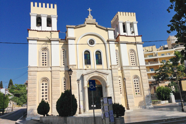 Η μπροστινή πλευρά και η κύρια είσοδος του καθεδρικού ναού του Αγίου Δημητρίου στη Χαλκίδα.