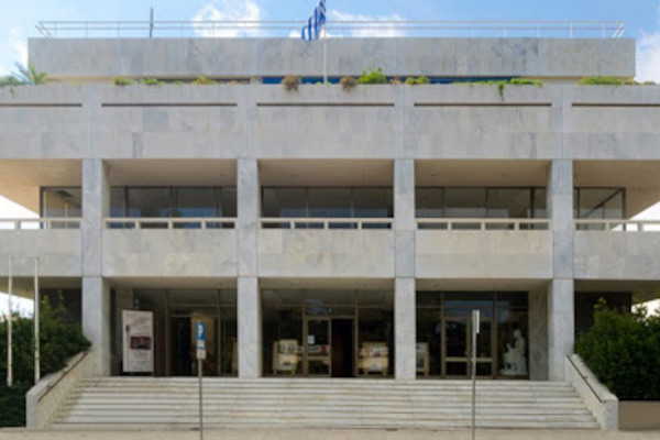 Η μπροστινή πλευρά και η κύρια είσοδος του Ομήριου Πολιτιστικού Κέντρου στην πόλη της Χίου.