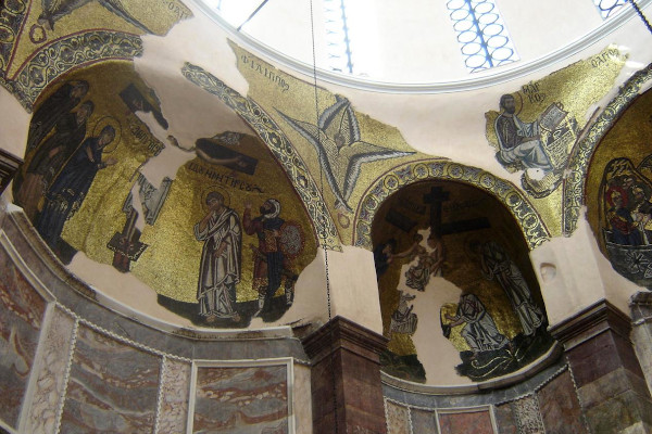 Μωσαϊκά καλής τέχνης γύρω από τον τρούλο της εκκλησίας στη Μονή «Νέας Μονής Χίου».