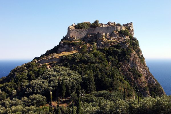 Το Αγγελόκαστρο βρίσκεται στην κορυφή ενός βραχώδους όγκου στην κορυφή ενός λόφου.
