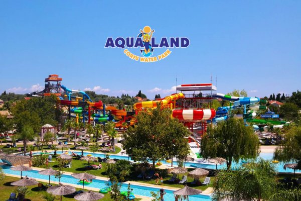 Οι πολύχρωμες τσουλήθρες και οι πισίνες του Aqualand Corfu Water Park.