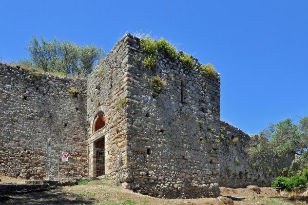 Ένας πύργος, τα τείχη και μια αναπαλαιωμένη είσοδος στο βυζαντινό φρούριο του Γαρδικίου.