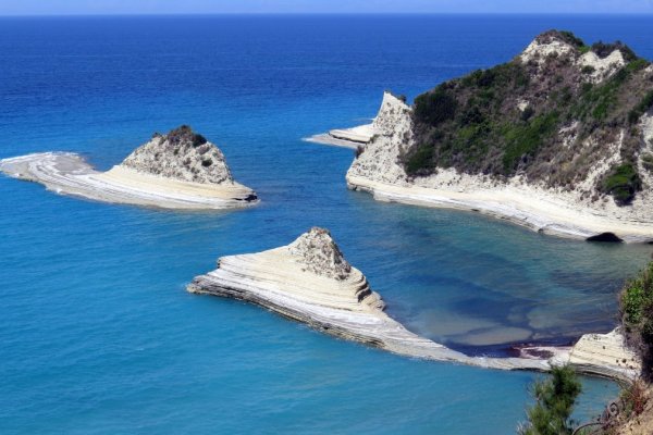 Δύο ιζηματογενείς βράχοι στη θάλασσα και παρομοίως μια παραλία στο ακρωτήριο Δράστης.