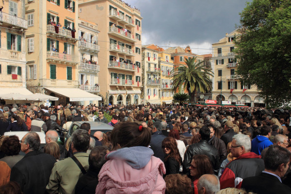 Ένα τεράστιο πλήθος στην πλατείας Σπιανάδα στην Κέρκυρα περιμένει να τηρήσει το έθιμο του Μποτίδη.