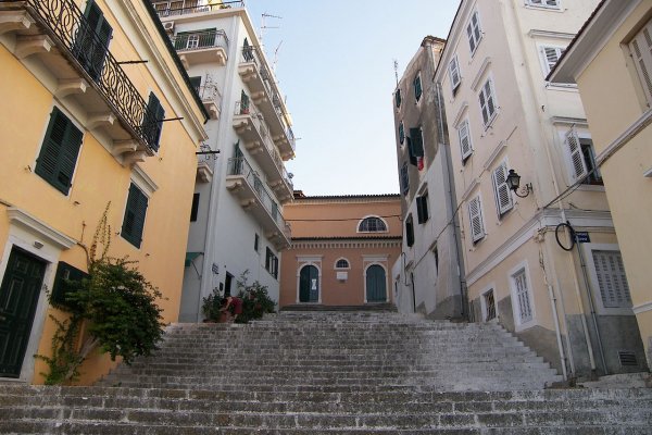 Σκάλες ανάμεσα σε παλιά τριώροφα κτίρια που οδηγούν στο Βυζαντινό Μουσείο Αντιβουνιώτισσας.