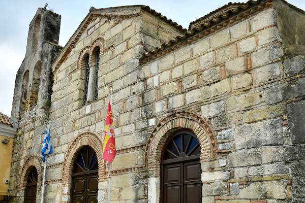 Η μπροστινή πλευρά και η κύρια είσοδος του Βυζαντινού Ναού των Αγίων Ιάσονα και Σωσίπατρου στην Κέρκυρα.