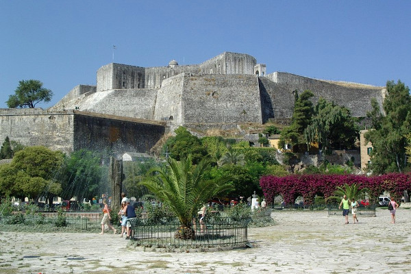 Μια εικόνα που δείχνει τα τείχη του Νέου Ενετικού Φρουρίου στην παλιά πόλη της Κέρκυρας.