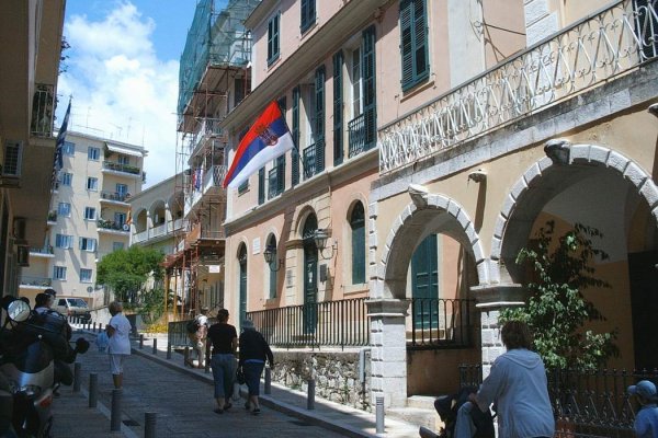 Μια σερβική σημαία κυματίζει πάνω από το Σερβικό Μουσείο της Κέρκυρας.