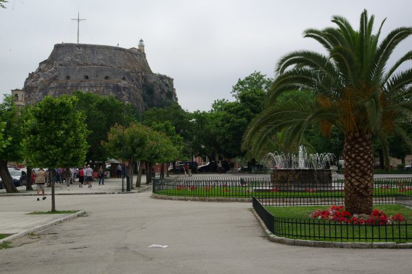 Άποψη της πλατείας της Σπιανάδας με το Παλαιό Φρούριο στο πίσω μέρος.