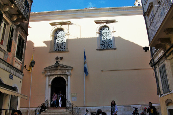 Η μπροστινή πλευρά του εξωτερικού και η κύρια είσοδος της εκκλησίας του Αγίου Σπυρίδωνα στην παλιά πόλη της Κέρκυρας.