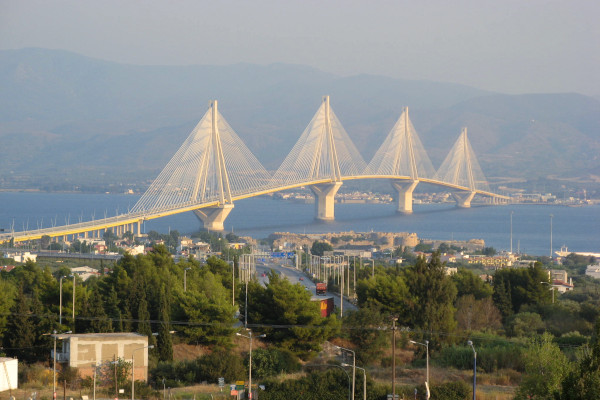 Μια εικόνα που δείχνει τη Γέφυρα Ρίου-Αντιρρίου να επιβάλλεται οπτικά πάνω σε οτιδήποτε άλλο τριγύρω.