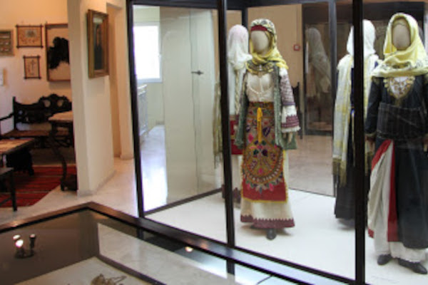 Παραδοσιακές φορεσιές που εκτίθενται στο Ιστορικό και Λαογραφικό Μουσείο της Κορίνθου.