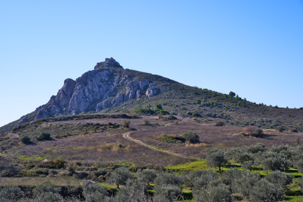 Μια εικόνα που δείχνει τον λόφο και το κάστρο της Πεντεσκούφης.