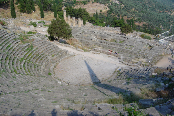 Μια εικόνα που δείχνει την επισκόπηση του Αρχαίου Θεάτρου των Δελφών.