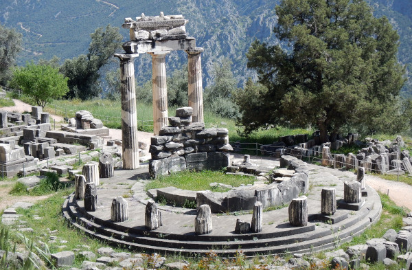 Ο θόλος που αποτελεί μέρος του ναού της Αθηνάς Προναίας στους Δελφούς.