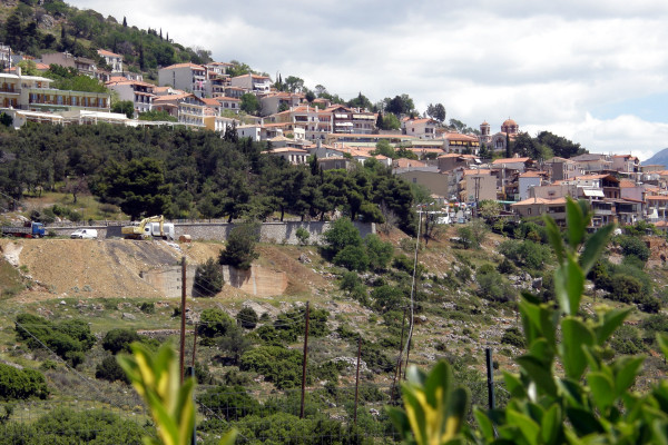 Εικόνα που δείχνει την αμφιθεατρική τοποθεσία και ένα μέρος των σπιτιών του σύγχρονου χωριού των Δελφών.