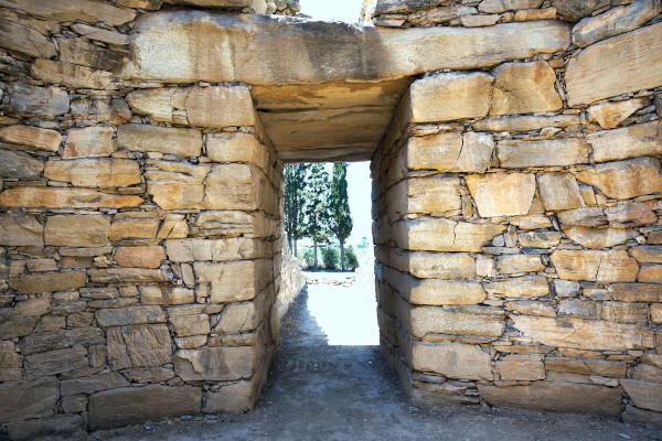 Μια εικόνα που δείχνει την κύρια είσοδο του θολωτού τάφου της Τούμπας στο Νεολιθικό Οικισμό του Διμήνι.