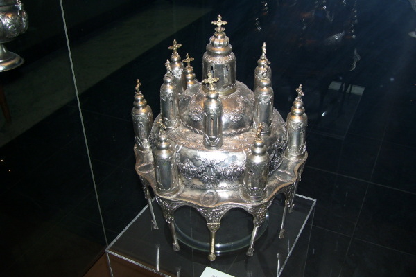 Ένα ασημένιο εκκλησιαστικό τεχνούργημα (αρτοφόριο) τοποθετημένο στη βιτρίνα του μουσείου.