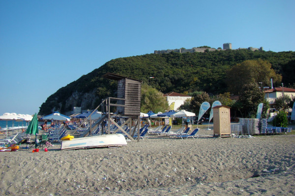 Φωτογραφία από την παραλία του Παντελεήμονα με φόντο το κάστρο του Πλαταμώνα.