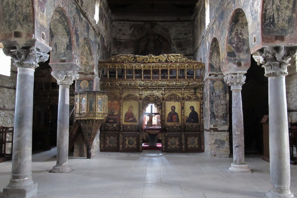 Η κεντρική αίθουσα μέσα στην εκκλησία της Κοιμήσης στην Έδεσσα με κίονες.