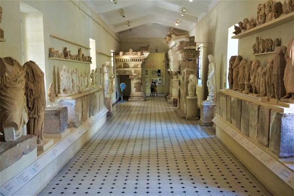 Εικόνα από ένα από τα δωμάτια μέσα στο Αρχαιολογικό Μουσείο του Ασκληπιείου στην Επίδαυρο.