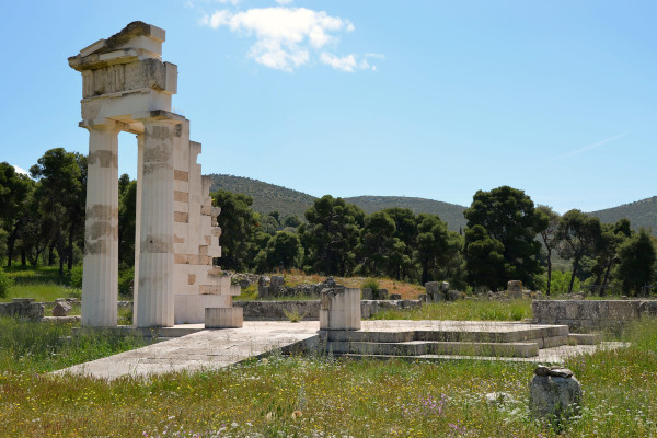 Τα μερικώς αναστηλωμένα ερείπια του ναού του Ασκληπιού στην Επίδαυρο.