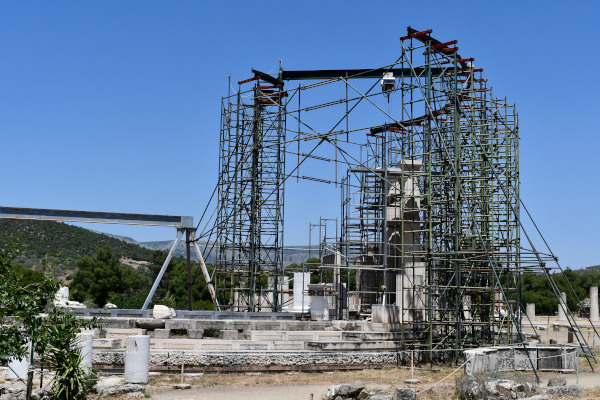 Τα ερείπια του Θόλου του Ασκληπιείου στην Επίδαυρο κατά τη διάρκεια εργασιών αποκατάστασης.