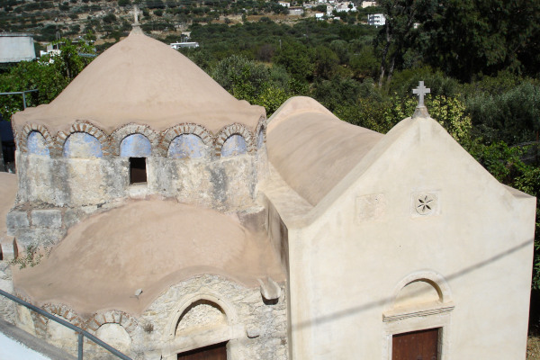 Επισκόπηση του εξωτερικού του βυζαντινού ναού της Επισκοπής στην περιοχή Λασιθίου.