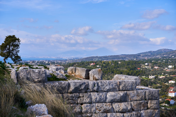 Μερικά από τα ερείπια που βρίσκονται στην Ακρόπολη της Ερέτριας και την υπέροχη θέα από το λόφο Καστέλι.