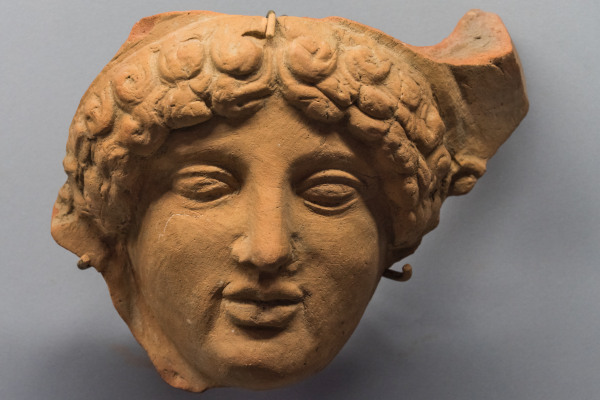 Έκθεση του Αρχαιολογικού Μουσείου Ερέτριας που απεικονίζει κεφαλή γυναίκας από πηλό που χρονολογείται στο 500 π.Χ.