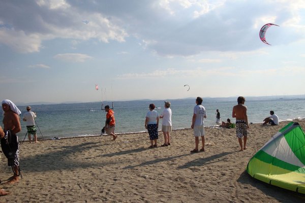 Ο διεθνής διαγωνισμός parakiting στην παραλία της Ερέτριας Ευβοίας.