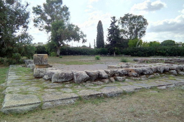 Ερείπια του Ναού του Απόλλωνα Δαφνηφόρου στην αρχαία πόλη της Ερέτριας.