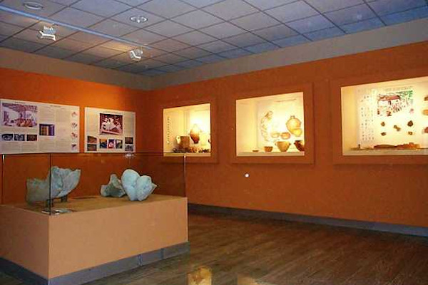 Μία από τις αίθουσες του Αρχαιολογικού Μουσείου Φλώρινας με πολλά εκθέματα.
