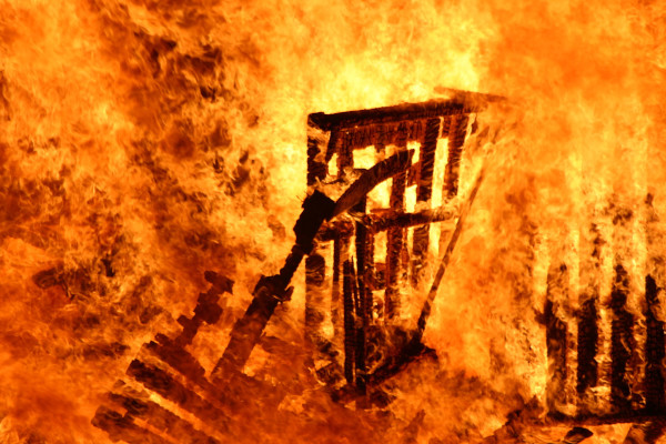 Μια φωτιά στις 23 Δεκεμβρίου στη Φλώρινα καίει παλιές ξύλινες παλέτες.