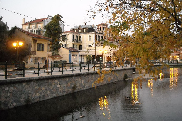 Ο ποταμός Σακουλέβας στη Φλώρινα και κτίρια παραδοσιακής αρχιτεκτονικής.