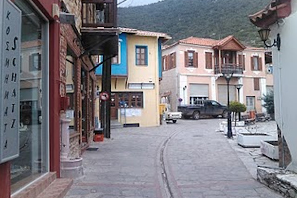 Ένας κεντρικός δρόμος του χωριού Γαλάτιστα με καταστήματα και άλλα παραδοσιακά κτίρια.