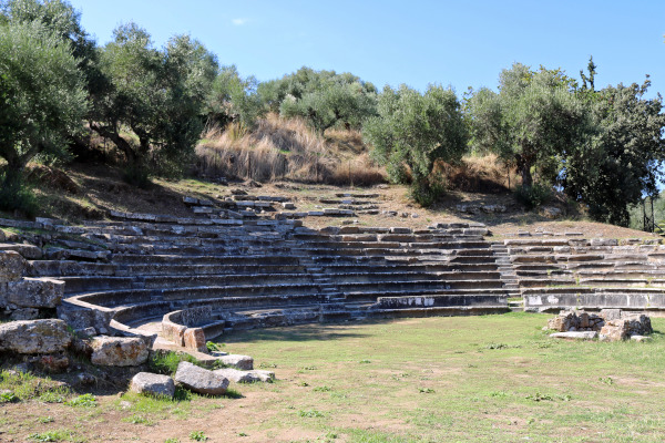 Μια εικόνα που δείχνει τα ερείπια του Αρχαίου Θεάτρου Γυθείου.