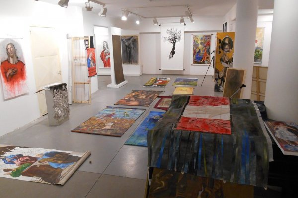 Μια αίθουσα του Μουσείου Καλών Τεχνών Ηρακλείου γεμάτη από πολύχρωμους πίνακες ζωγραφικής ακόμη και στο έδαφος.