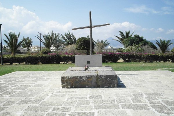 Ο τάφος του Νίκου Καζαντζάκη είναι απλός με δύο ξύλα σταυρωτά πάνω από την ταφόπλακα.