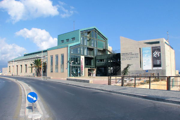 Μια εικόνα του εξωτερικού και της κύριας εισόδου του Μουσείου Φυσικής Ιστορίας της Κρήτης στο Ηράκλειο.
