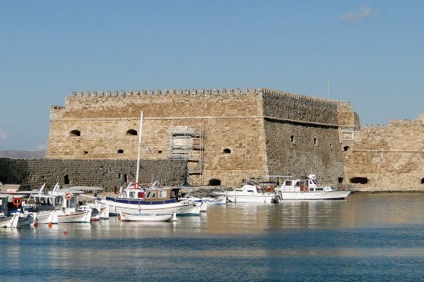 Μια εικόνα που δείχνει το εξωτερικό του ενετικού φρουρίου στο λιμάνι του Ηρακλείου.