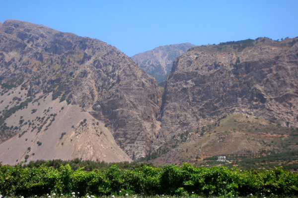 Μια φωτογραφία που δείχνει το φαράγγι «Χα» και την οροσειρά της Θρύπτης κοντά στην Ιεράπετρα.