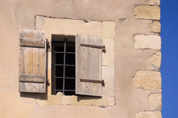 Μια λεπτομέρεια από ένα παράθυρο και το εξωτερικό του Σπιτιού του Ναπολέοντα στην Ιεράπετρα.