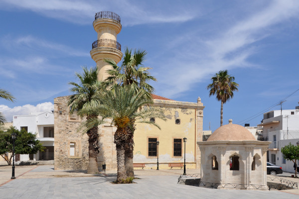 Μια φωτογραφία του Οθωμανικού Τζαμιού και της Βρύσης της πόλης της Ιεράπετρας.